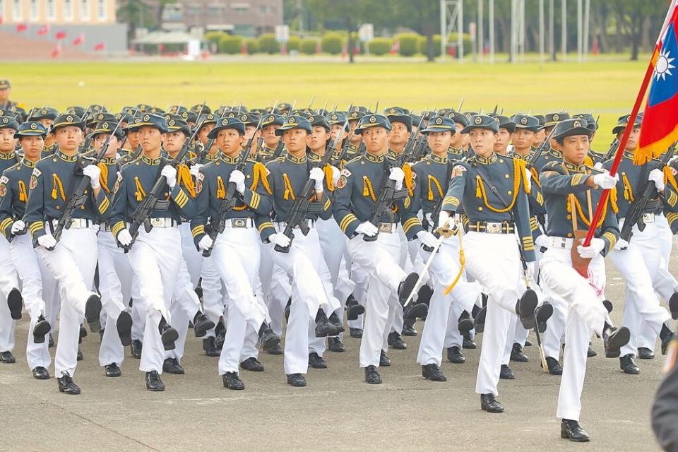 陸軍官校、國防大學女學生首度編成9乘10正步連隊，托著T91步槍，以每分鐘102步新式正步通過司令台。（黃世麒攝）