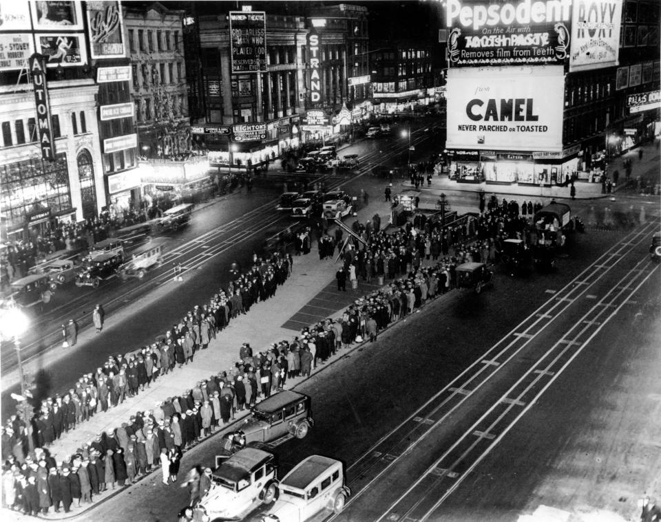 Während der Weltwirtschaftskrise standen Tausende von Arbeitslosen am Times Square Schlange, um Essen zu bekommen. - Copyright: AP Photo