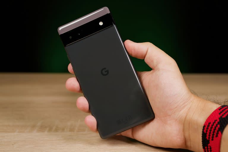 El Pixel 6a es el smartphone más económico de Google en este momento; tiene un procesador Tensor de 1ra generación, 6 GB de RAM, 128 GB de almacenamiento, pantalla de 6,1 pulgadas, doble cámara trasera y una batería de 4410 mAh