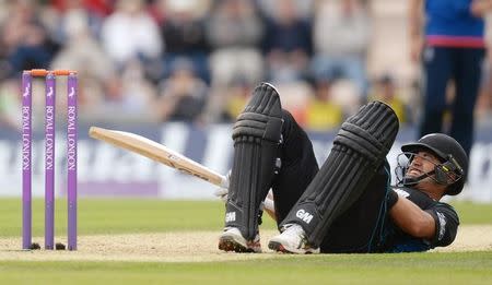 Cricket - England v New Zealand - Third Royal London One Day International - Ageas Bowl - 14/6/15 New Zealand's Ross Taylor down injured after being struck by the ball Action Images via Reuters / Philip Brown Livepic