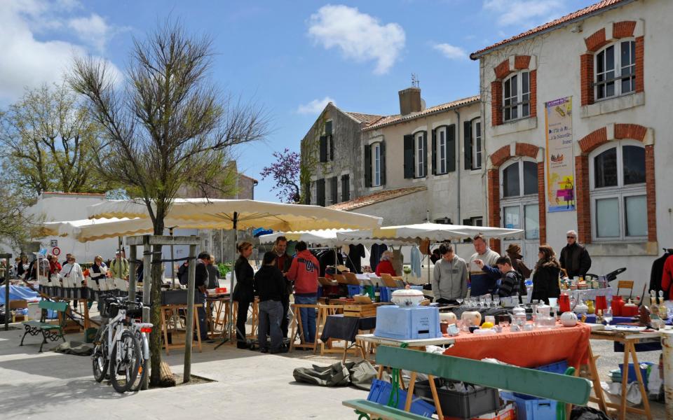 The picturesque open-air market of La Flotte