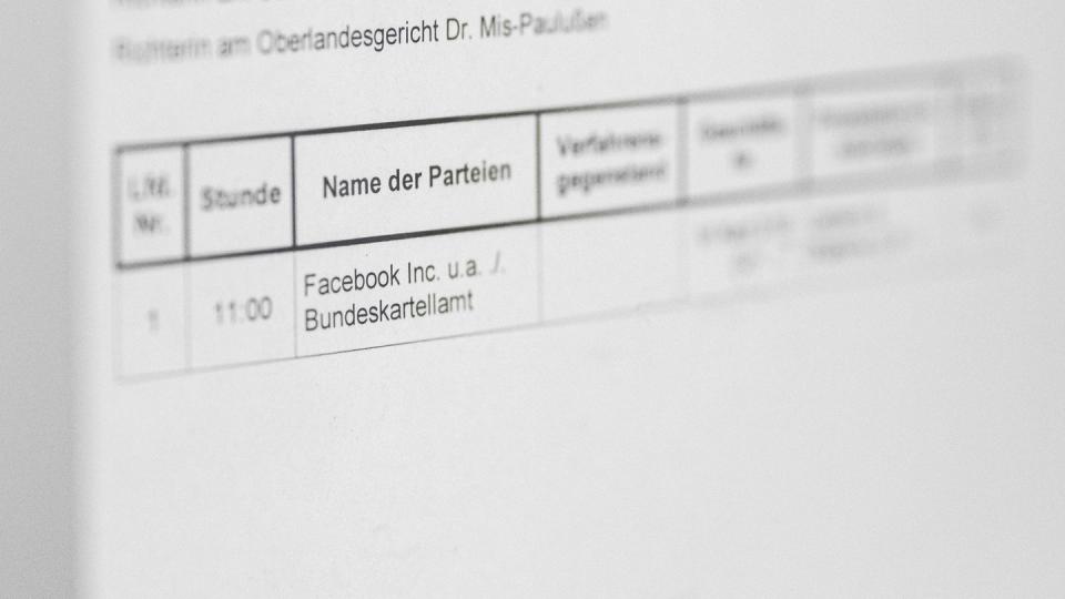 „Facebook Inc. u.a. / Bundeskartellamt“ steht auf einem Aushang vor dem Gerichtssaal des Oberlandesgerichts Düsseldorf.