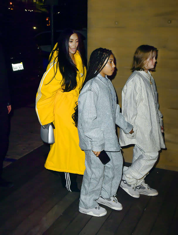 Kim Kardashian junto a su hija North West y la hermana de Selena Gomez, Gracie Elliot 