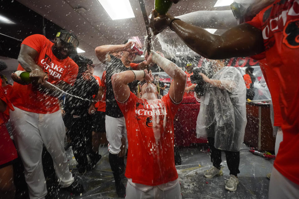 James McCann (centro) de los Orioles de Baltimore celebra tras la victoria 5-4 sobre los Rays de Tampa Bay, el domingo 17 de septiembre de 2023 en Baltimore. (AP Foto/Julio Cortez)