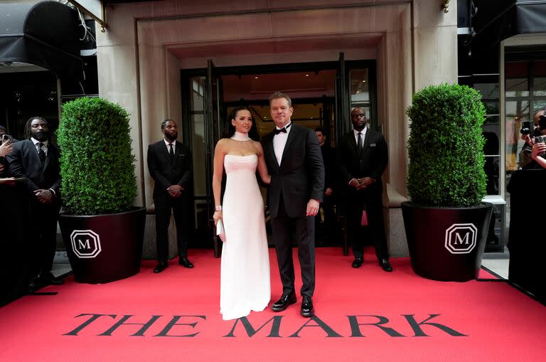 Vestidos, perfumados y listos para la alfombra roja de la Met Gala: así salieron Luciana Barroso y Matt Damon del hotel The Mark rumbo al Museo de Arte Metropolitano