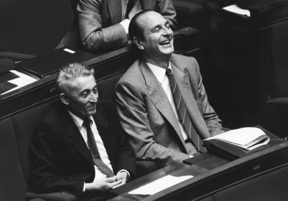 27 avril - Bernard Pons - Bernard Pons, figure des années Chirac et du RPR, est décédé ce mercredi 27 avril à l'âge de 95 ans. Il a notamment été ministre des Transports et des Outre-Mer, poste qu'il occupait au moment du massacre de la grotte d'Ouvéa (photo d'archive prise en mai 1984 à l'Assemblée nationale).<br /><br /><strong>>>>>>> Plus d'informations dans <a href="https://www.huffingtonpost.fr/entry/mort-de-bernard-pons-figure-du-rpr-et-des-annees-chirac_fr_62694f73e4b0dc52f49ebf16?516">notre article par ici﻿</a></strong>