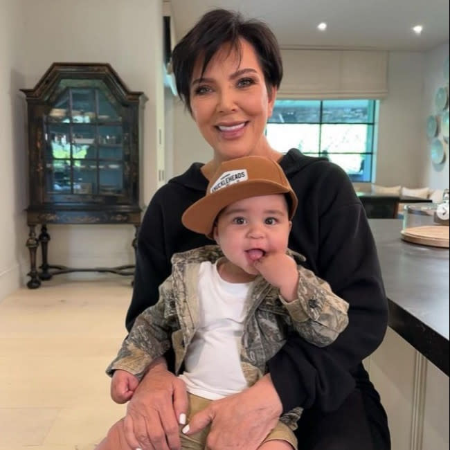 Kris Jenner con uno de sus 13 nietos, Tatum, el hijo menor de Khloé Kardashian credit:Bang Showbiz