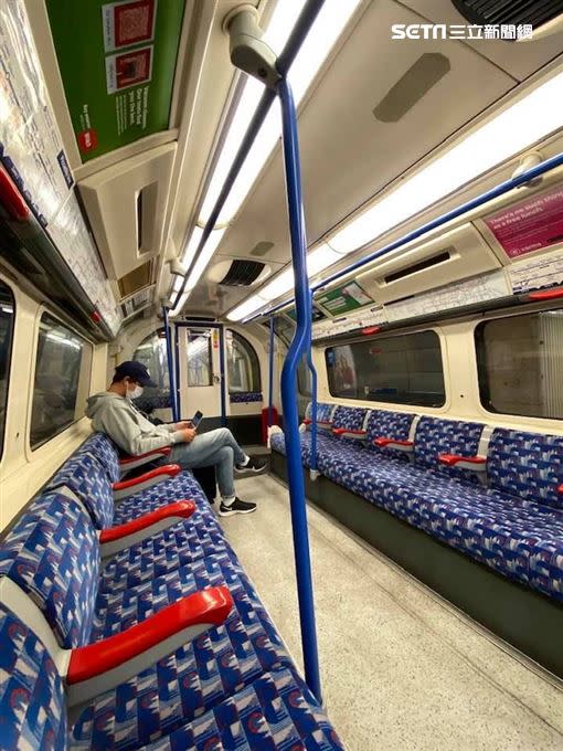 首都倫敦史無前例的關閉大部分的地鐵站，僅允許少數「關鍵行業」的人員繼續通勤。 （圖／陳子瑄提供）