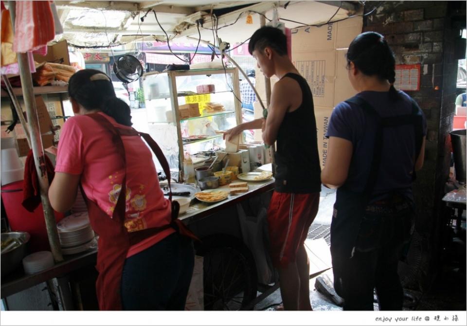 [台南早餐]【豆奶宗 沙茶蛋餅】 就是這樣簡單卻讓人一次就愛上，看見台南在地小吃因為老味道而永垂不朽的力量！