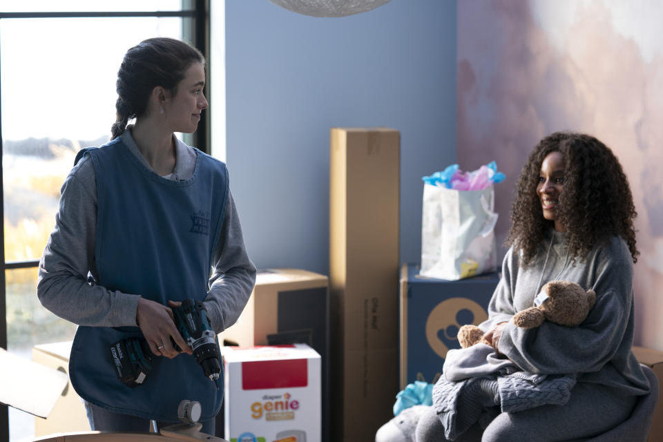 MAID (L to R) MARGARET QUALLEY as ALEX and ANIKA NONI ROSE as REGINA in MAID<span class="copyright">RICARDO HUBBS/NETFLIX</span>