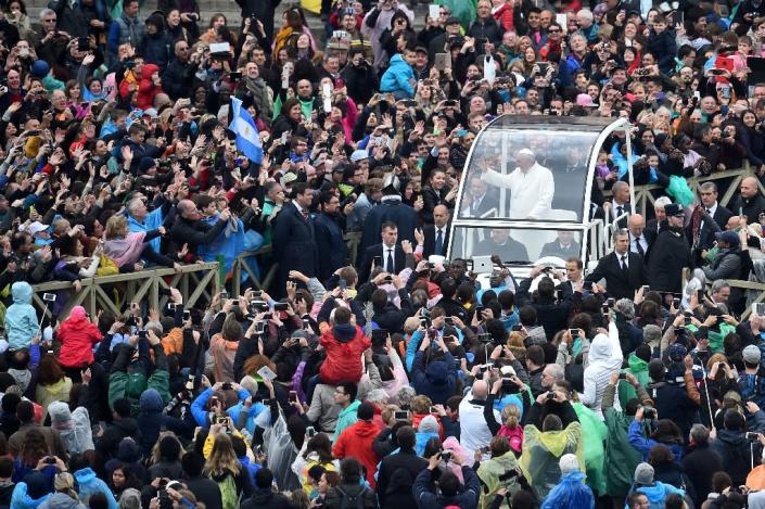 Pope Francis greets the crowd from the popemobile after the Easter Mass at St Peter's square in the Vatican on April 5, 2015 (AFP Photo/Gabriel Bouys)