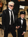 <p>Ein ganz besonderer Gast war Hudson Kroenig, eines der sieben Patenkinder des Modeschöpfers. Hand in Hand betraten sie den Großen Saal der Elbphilharmonie. (Bild: PATRIK STOLLARZ/AFP/Getty Images) </p>