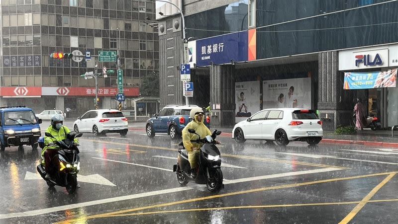 下週一樣有午後雷陣雨，出門記得攜帶雨具。（圖／記者賴俊佑攝影）