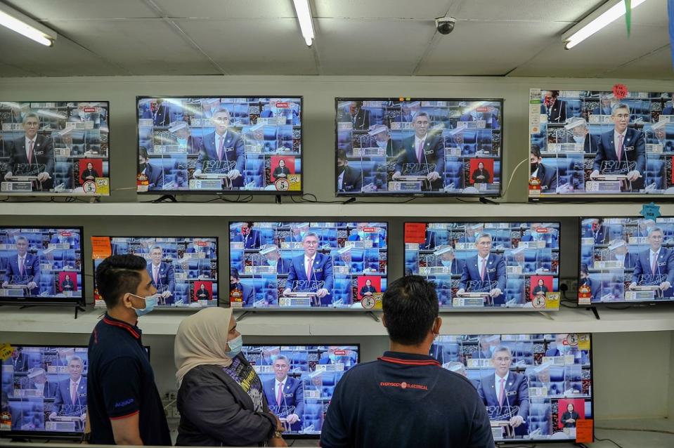 People watch Finance Minister Datuk Seri Tengku Zafrul Abdul Aziz speaking during the winding-up debate on the Supply Bill 2021 in the Dewan Rakyat today, November 26, 2020. ― Bernama pic