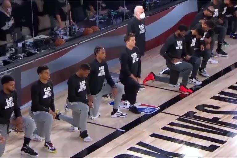 Jugadores arrodillados durante el himno: una de las acciones expresadas en la NBA contra el racismo