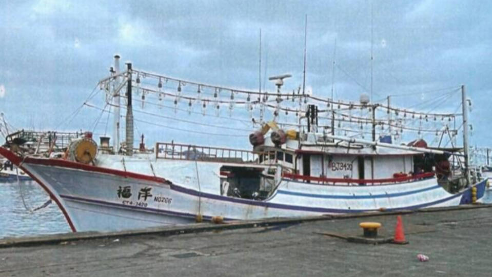 基隆漁船「福洋266號」5日凌晨被日本公務船登檢，船長、輪機長被帶走。翻攝畫面