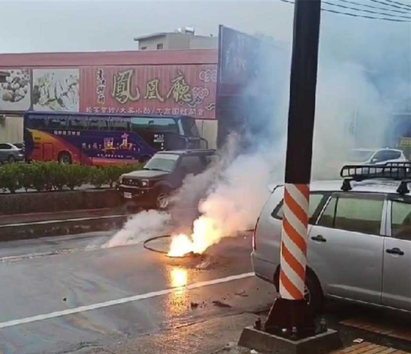 新竹縣竹東鎮大林路24日上午8時許發生1萬1000伏特高壓線遭鳥碰觸，導致電線斷裂落地起火。（圖／孔維新提供）