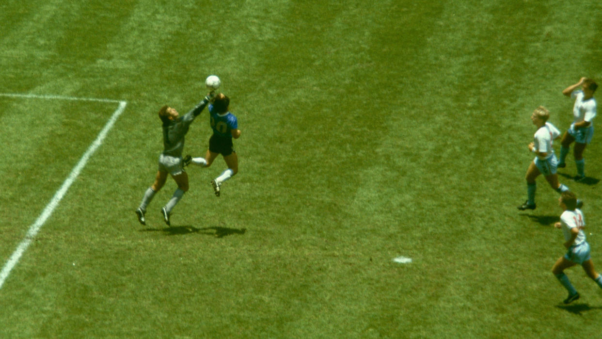 "El gol con la mano de Dios" que marcó en el Mundial de México 1986 durante el juego en el que los argentinos derrotaron a los ingleses por 2-1. (Foto: Getty Images)