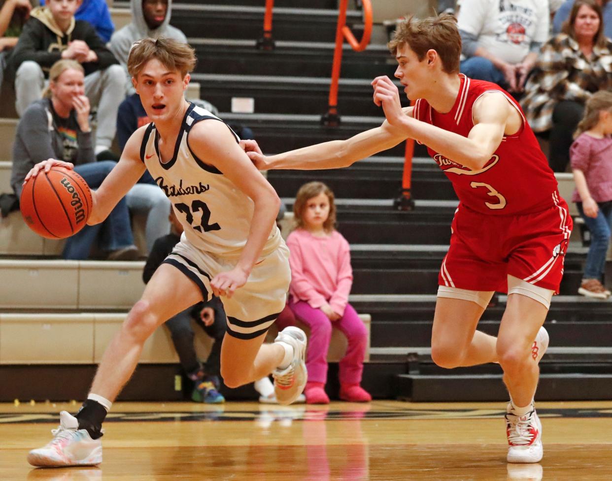 Harrison Raiders Carson Cain (22) drives past Twin Lakes guard Gavin Businger (3) during the IHSAA boy’s basketball game, Tuesday, Feb. 13, 2024, at Harrison High School in West Lafayette, Ind.