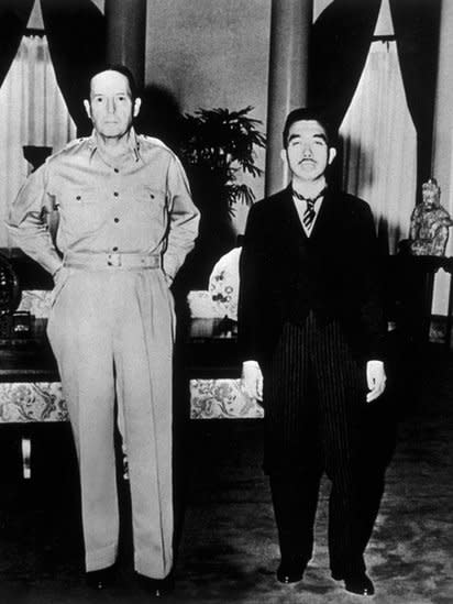 General dos EUA Douglas MacArthur e o imperador Hirohito.