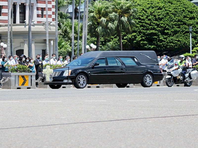 前總統李登輝移靈車隊14日繞行總統府一周 (央廣記者王照坤 攝)