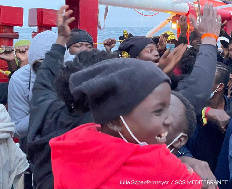 Die Geretteten auf der "Ocean Viking" jubeln bei der Nachricht von der Hafen-Zuweisung (Bild: Julia Schaefermeyer/SOS MEDITERRANEE)