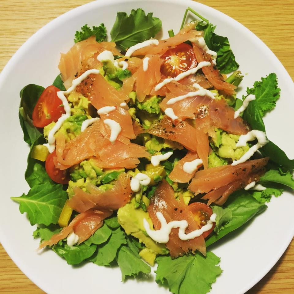 18. Salad With Salmon And Avocado And Horseradish Dressing