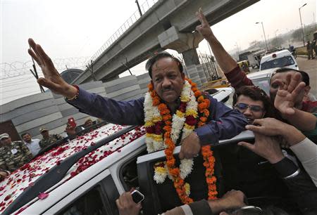 India's main opposition Bharatiya Janata Party's (BJP) candidate for Delhi chief minister, Harsh Vardhan (C), waves to his supporters in New Delhi December 8, 2013. REUTERS/Adnan Abidi