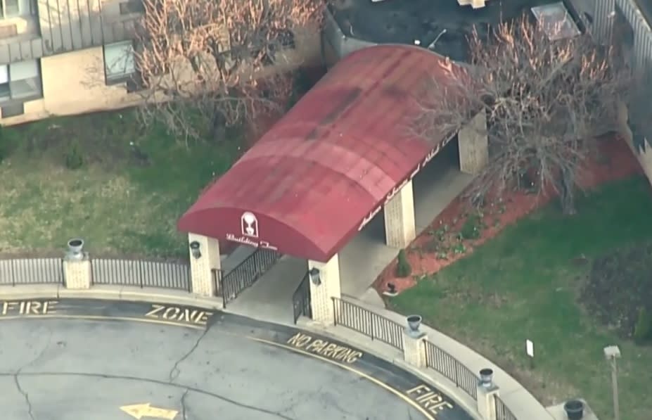 El acceso al centro de cuidado de ancianos Andover Subacute, en New Jersey. (Captura de video / NBC News)