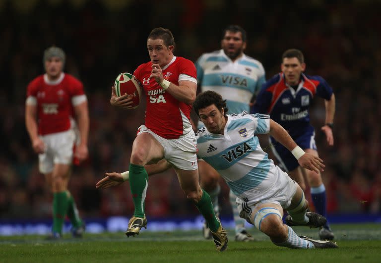 CARDIFF, WALES - NOVEMBER 21:  Wales winger Shane Williams races through to score his second try during the International Rugby Union match between Wales and Argentina at Millennium Stadium on November 21, 2009 in Cardiff, Wales.  (Photo by Stu Forster/Getty Images)