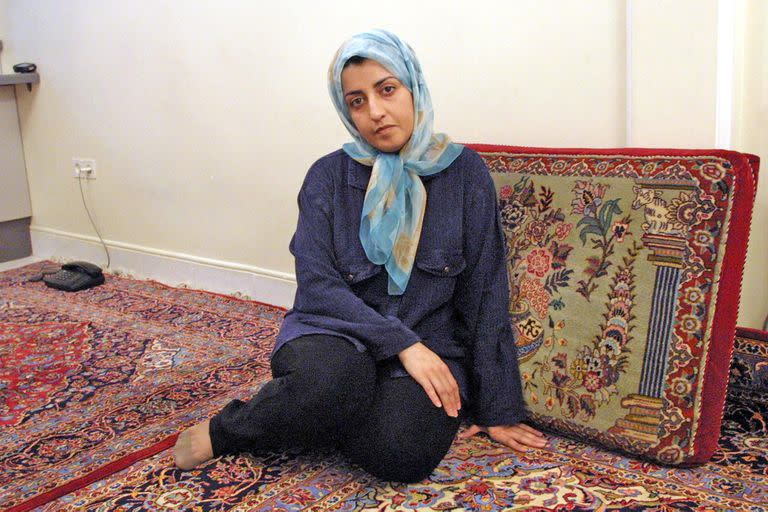 La activista iraní por los derechos de las mujeres Narges Mohammadi es vista en su casa en Teherán el 4 de septiembre de 2001
