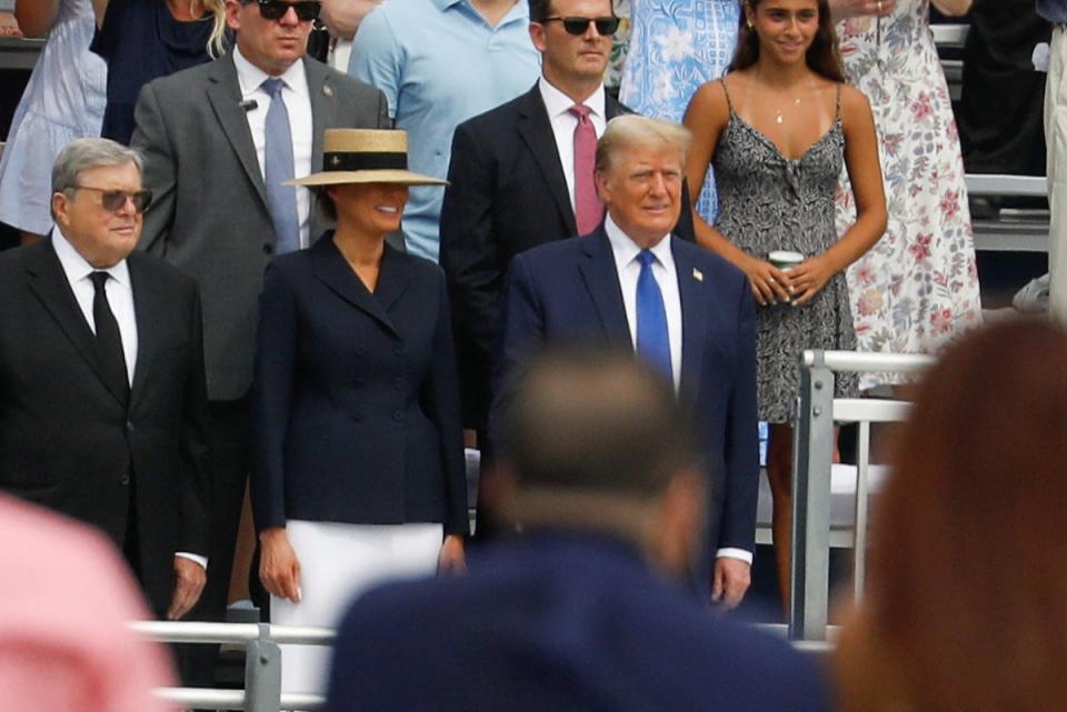El expresidente estadounidense Donald Trump y su esposa Melania presencian la ceremonia de graduación de su hijo Barron en West Palm Beach, Florida, EE. UU., el 17 de mayo de 2024 (Reuters)