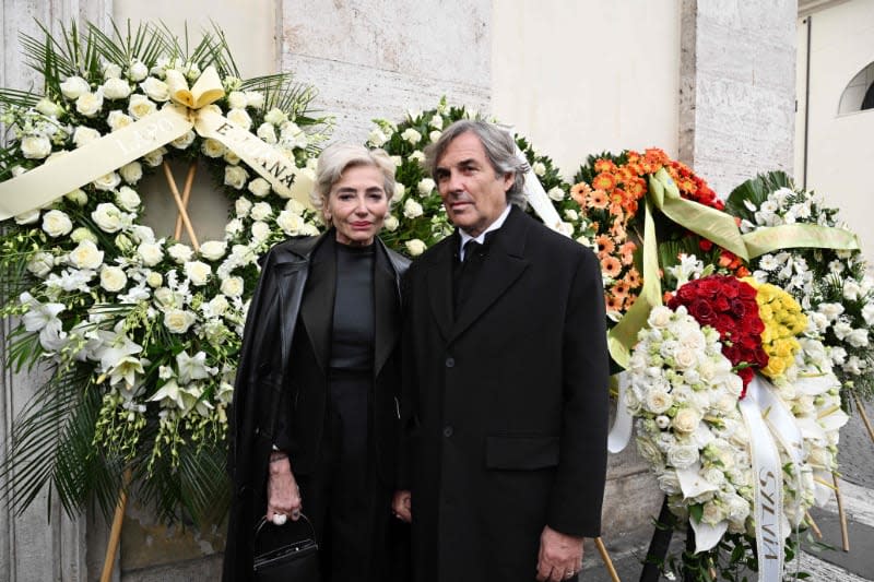 Hubertus de Hohenlohe ha sido el primero en acudir a la iglesia acompañado de Simona Gandolfi.