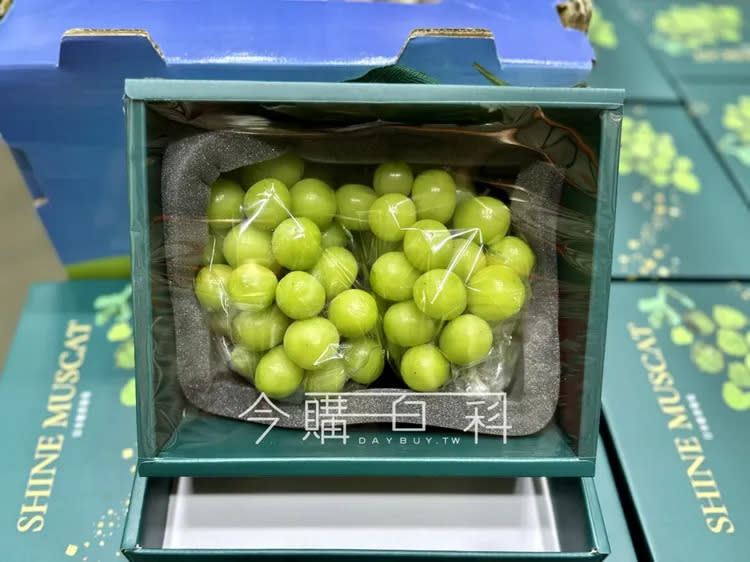 好市多賣場日本麝香葡萄禮盒降價300元，1.2公斤售價為1299元。翻攝自臉書「Costco好市多 商品經驗老實說」