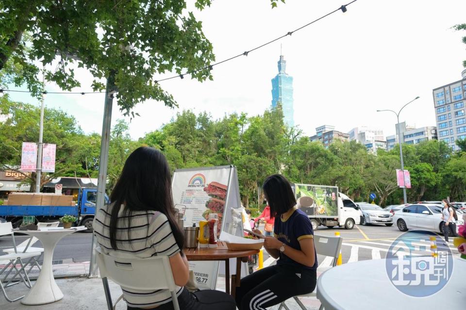 位在光復南路馬路邊的座位，隔條路是國父紀念館，抬頭就是台北101。