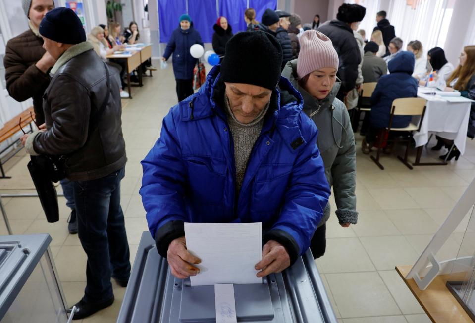 烏克蘭頓內次克州阿瓦迪夫卡居民，3月16日在一處臨時收容所內為俄國總統大選投票。路透社