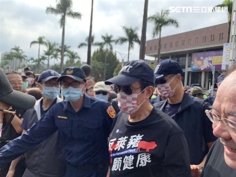  國民黨為了「反萊豬、反雙標、反黨國」，也率員參與秋鬥遊行。（圖／記者張之謙攝影）