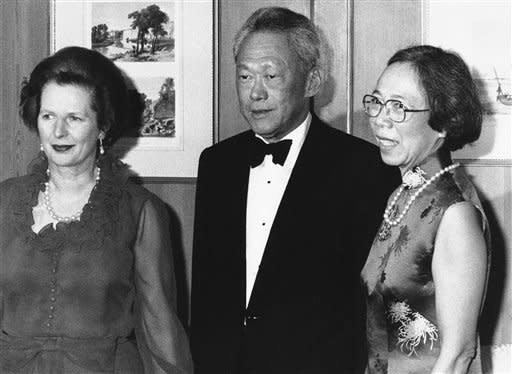 Prime Minister of Singapore Lee Kuan Yew and his wife, Kwa Geok Choo, right, on their arrival at No. 10 Downing Street in London where they are dining with Premier Margaret Thatcher, July 13, 1982 . Mr. and Mrs. Lee are on an official visit as guests of the government until July 17th. (AP Photo/Press Association)