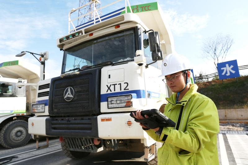 台泥句容廠引進無人駕駛電動礦車，替代傳統燃油礦車，推動企業向綠色低碳轉型升級。（台泥提供）