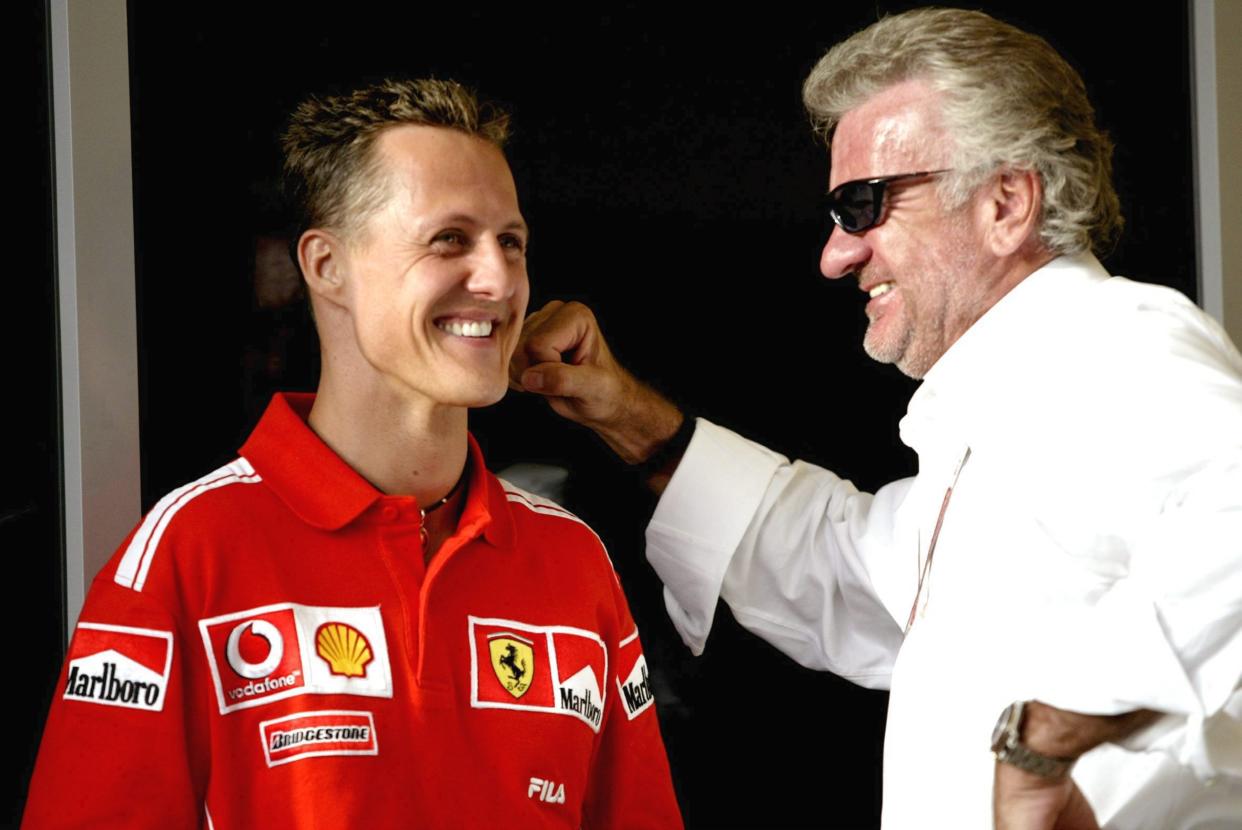 La leyenda de la F1 Michael Schumacher junto con su manager Willi Weber en 2004. (Foto: Alexander Hassenstein/Bongarts/Getty Images)
