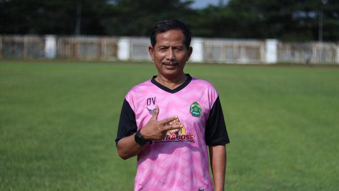 Pelatih Persikabo 1973, Djadjang Nurdjaman. (Bola.com/Nandang Permana)