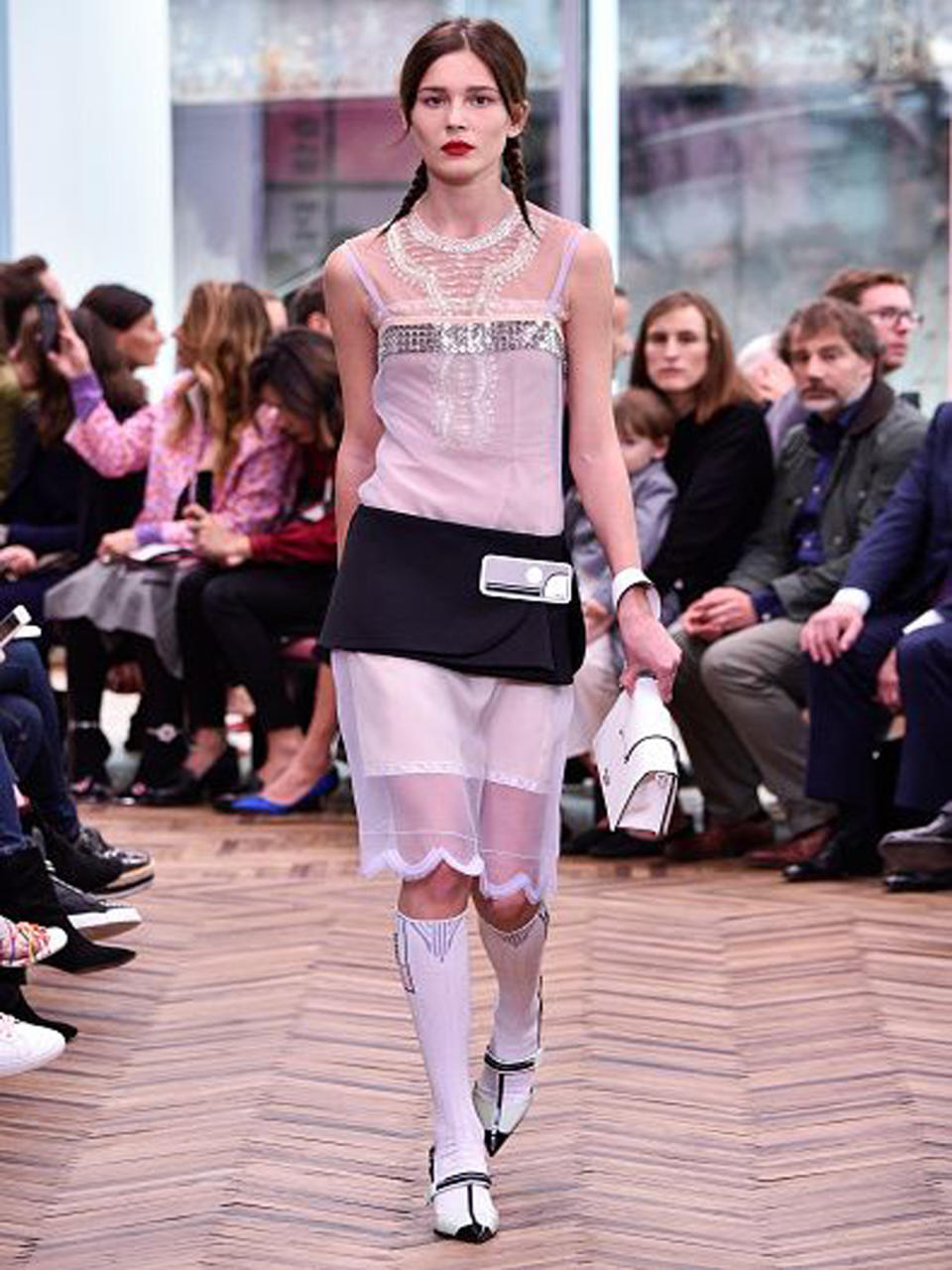 <p>Prada-Designerin Miuccia Prada setzte bei der Resort-Show 2018 zunehmend auf transparente und zarte Kleider, Federn sowie Pailletten. (Bild-Copyright: Getty Images via Yahoo Canada) </p>