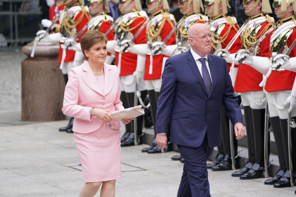 La primera ministra escocesa Nicola Sturgeon y su esposo Peter Murrell llegan a la misa de acción de gracias para la reina Isabel II en la Catedral de San Pablo en Londres el viernes 3 de junio de 2022 en el segundo de cuatro días de celebraciones por su Jubileo de Platino por sus 70 años de reinado. (Kirsty O'Connor, Pool Photo via AP)