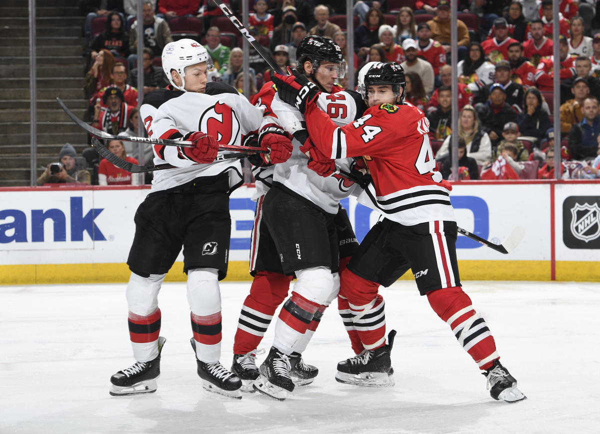 Blackhawks squander early lead in loss to Devils