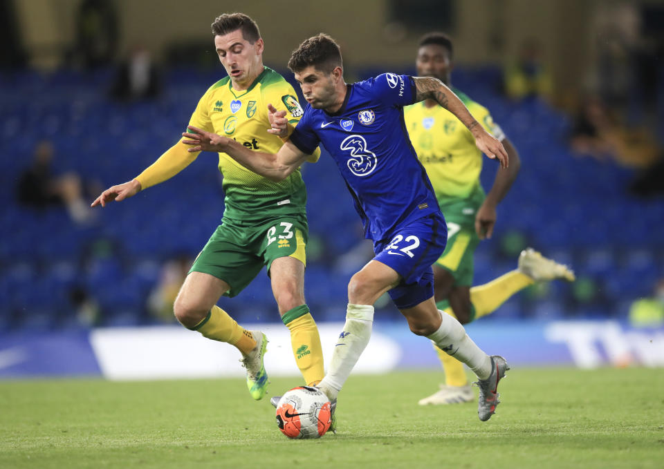 Christian Pulisic del Chelsea pelea por el balón con Kenny McLean del Norwich City en el juego de la Liga Premier el martes 14 de julio del 2020 en Stamford Bridge, Londres. (AP Photo/Adam Davy,Pool)