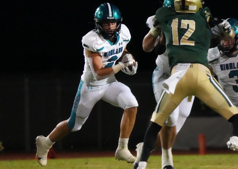 Highland Hawks running back Kody Cullimore (2) runs the ball against the Basha Bears at Basha High School football stadium in Chandler on Sept. 1, 2023.