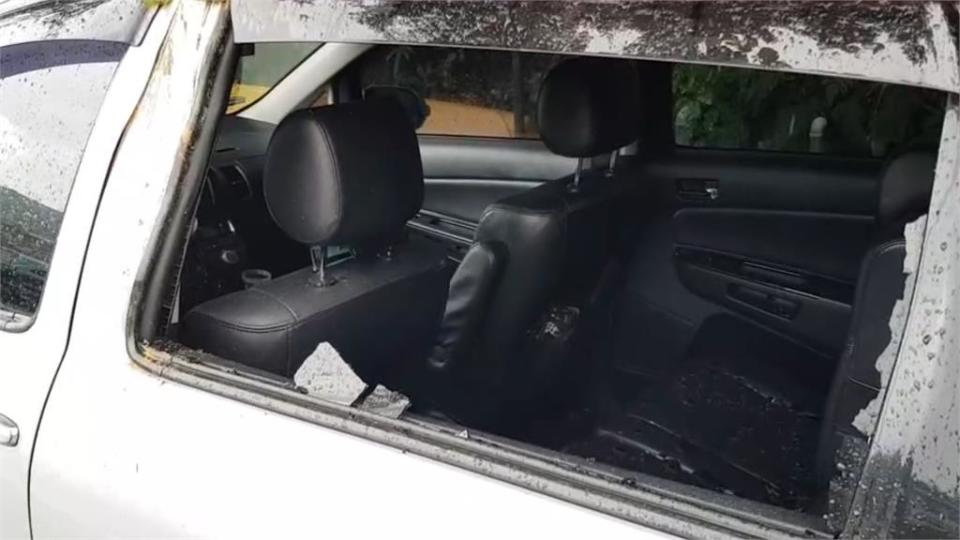 白色轎車玻璃全碎。（圖／民視新聞）