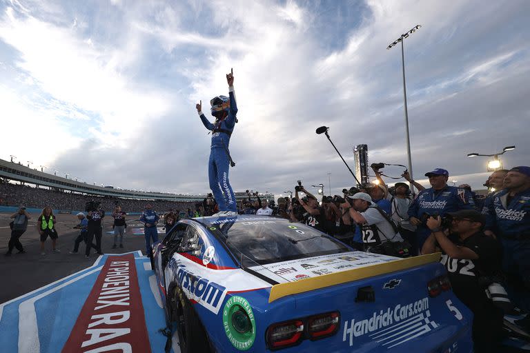 Kyle Larson celebra la conquista sobre el techo del Chevrolet Camaro del Hendrick Motorsports; el dueño del equipo, Rick Hendrick, financió la campaña del piloto californiano, que en 2020 se quedó sin sponsors por emplear lenguaje racista