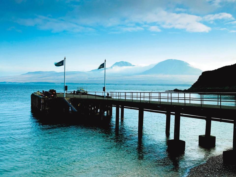 造訪夢幻般的艾雷島，可搭飛機，也可搭小艇從碼頭登島。