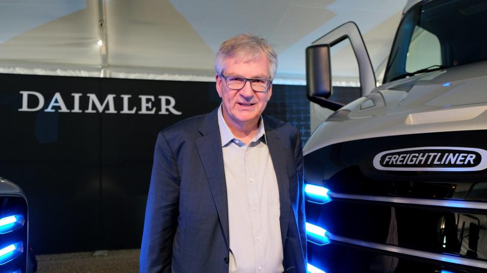 Martin Daum, Chef der Daimler-Lastwagensparte, stellt Elektro-Lastwagen der Marke Freightliner vor. Waymo gilt als führend in der Entwicklung des autonomen Fahrens. Nun tut sich die Google-Schwester mit dem Lastwagenbauer Daimler zusammen, der ebenfalls an der Technik arbeitet.